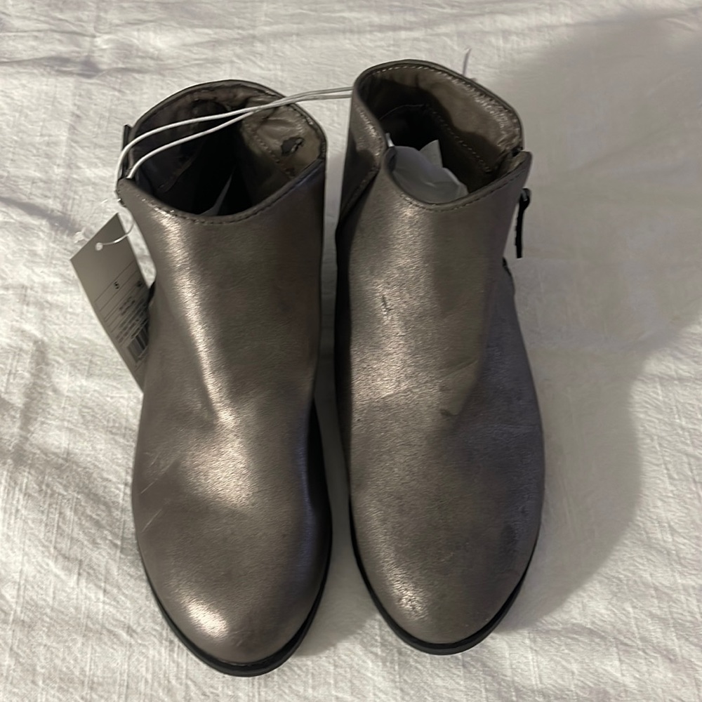 Cat and Jack pewter Jani boots size 5 NWT